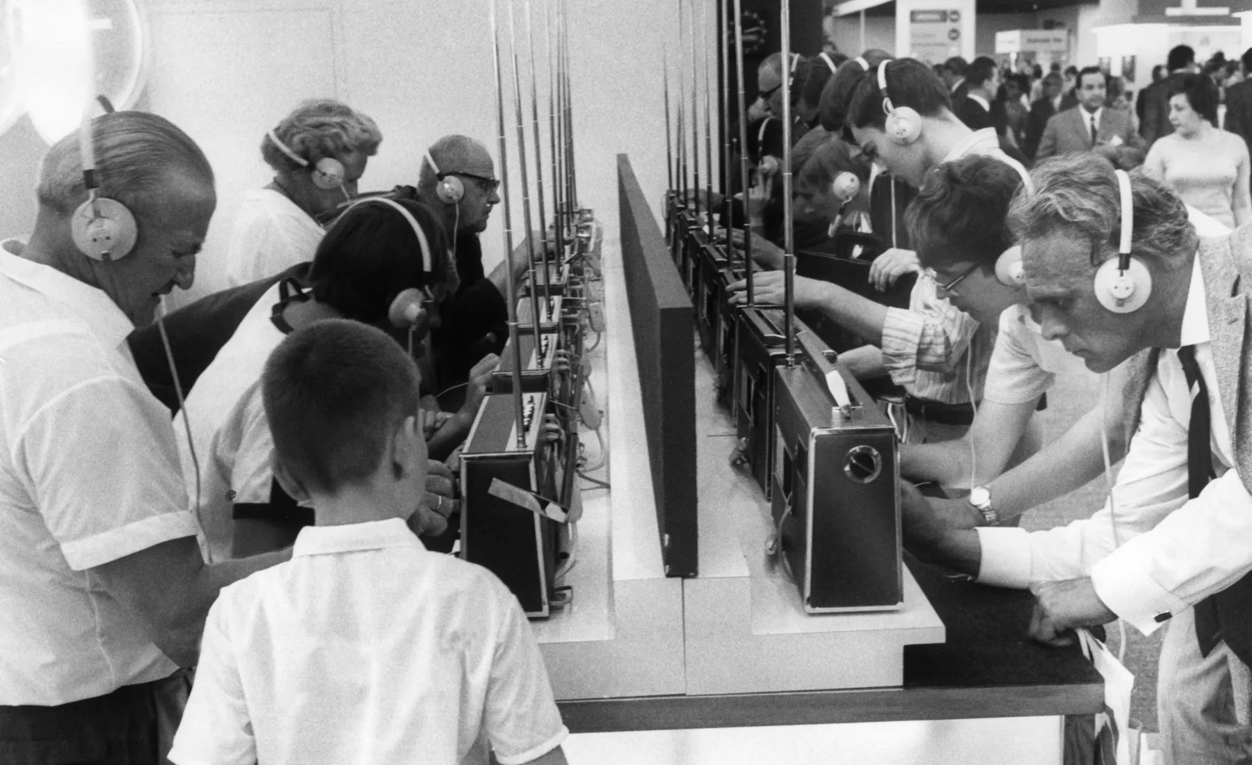 1967, Berlin: Hochbetrieb an einem Stand für tragbare Radiogeräte auf der 25. Großen Deutschen Funkausstellung