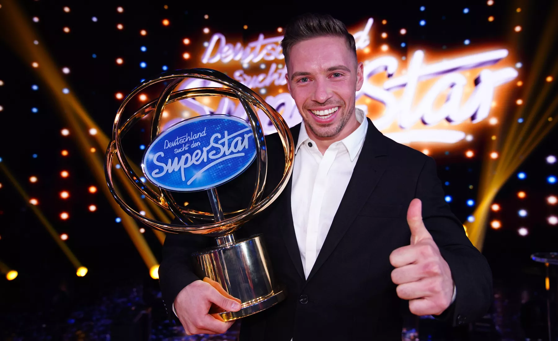 Ramon Roselly, Kandidat der 17. Staffel der Casting-Show "Deutschland sucht den Superstar" (DSDS) freut sich nach dem Finale über seinen Sieg.