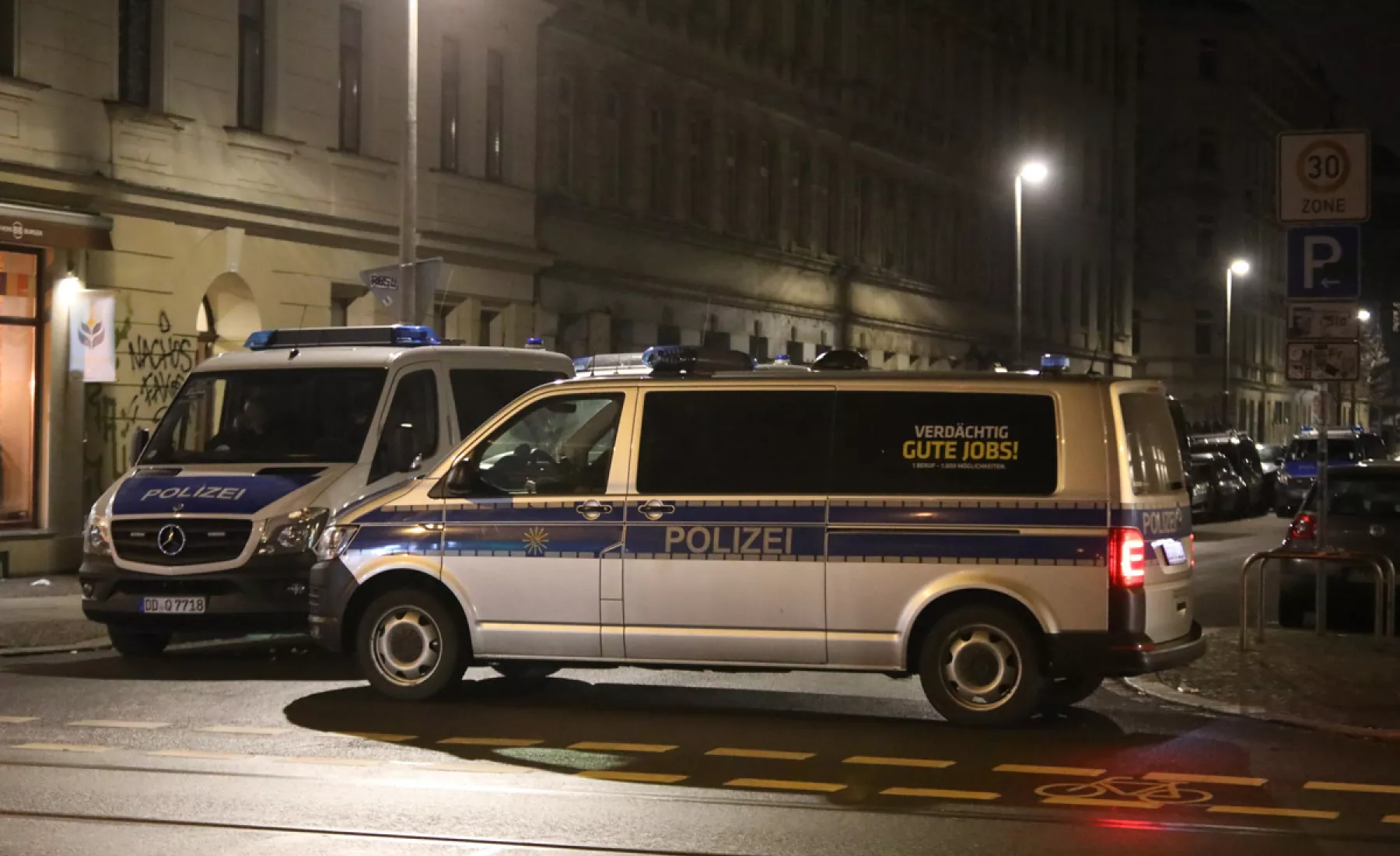 Leipzig: Polizeifahrzeuge blockieren eine Straße
