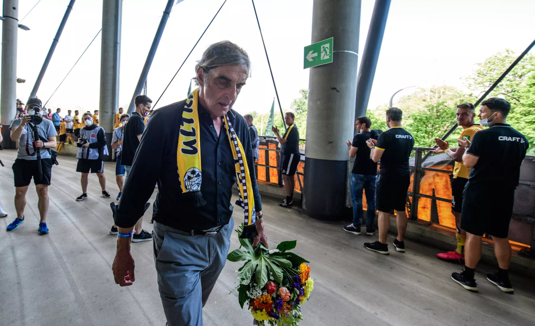 Dynamos scheidender Sportdirektor Ralf Minge wird nach dem Spiel von den Fans, die vor dem Stadion stehen, verabschiedet