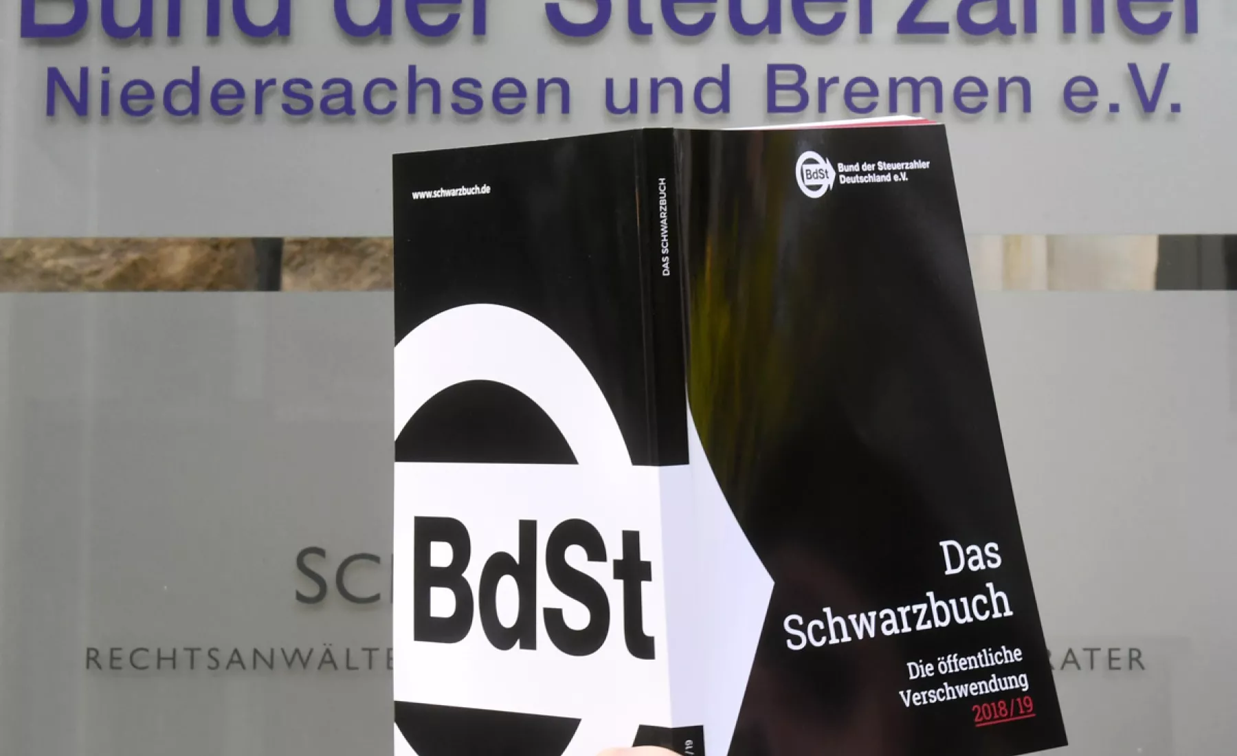 Das Schwarzbuch «Die öffentliche Verschwendung» vom Bund der Steuerzahler in Niedersachsen und Bremen wird während einer Pressekonferenz präsentiert. 