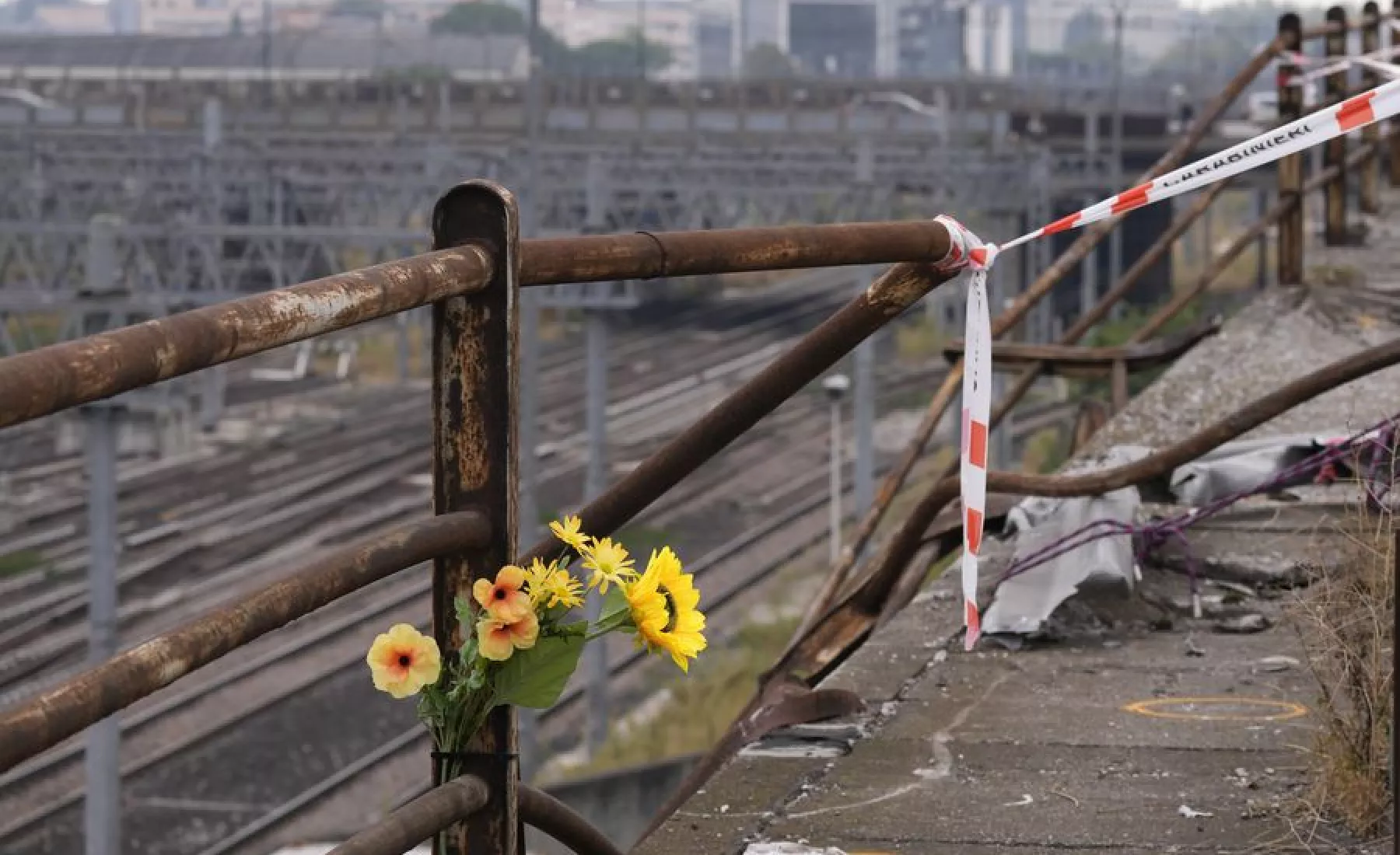 Ein Strauß Plastikblumen ist nach einem Busunglück nahe der Unfallstelle angebracht