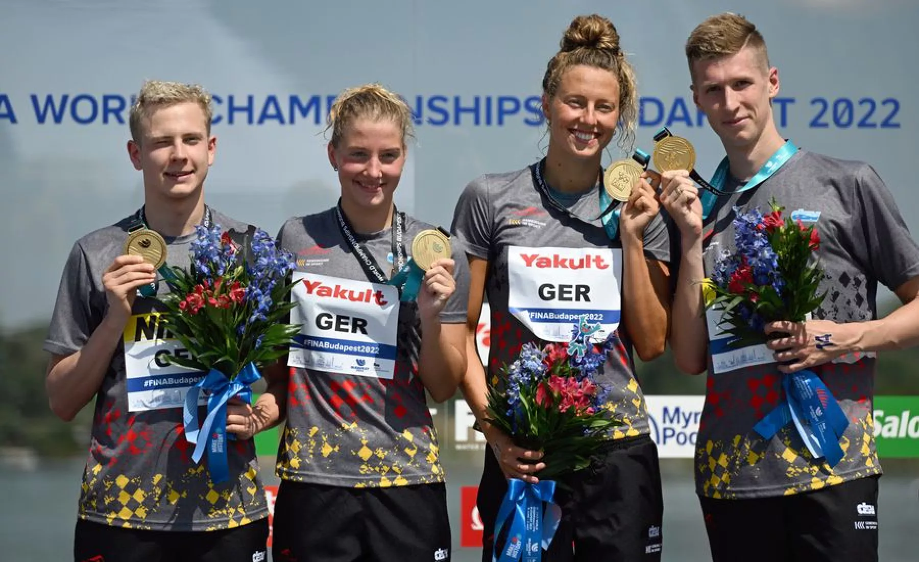 Oliver Klemet (l-r), Lea Boy, Leonie Antonia Beck und Florian Wellbrock aus Deutschland jubeln nach ihrem Sieg mit ihren Medaillen.