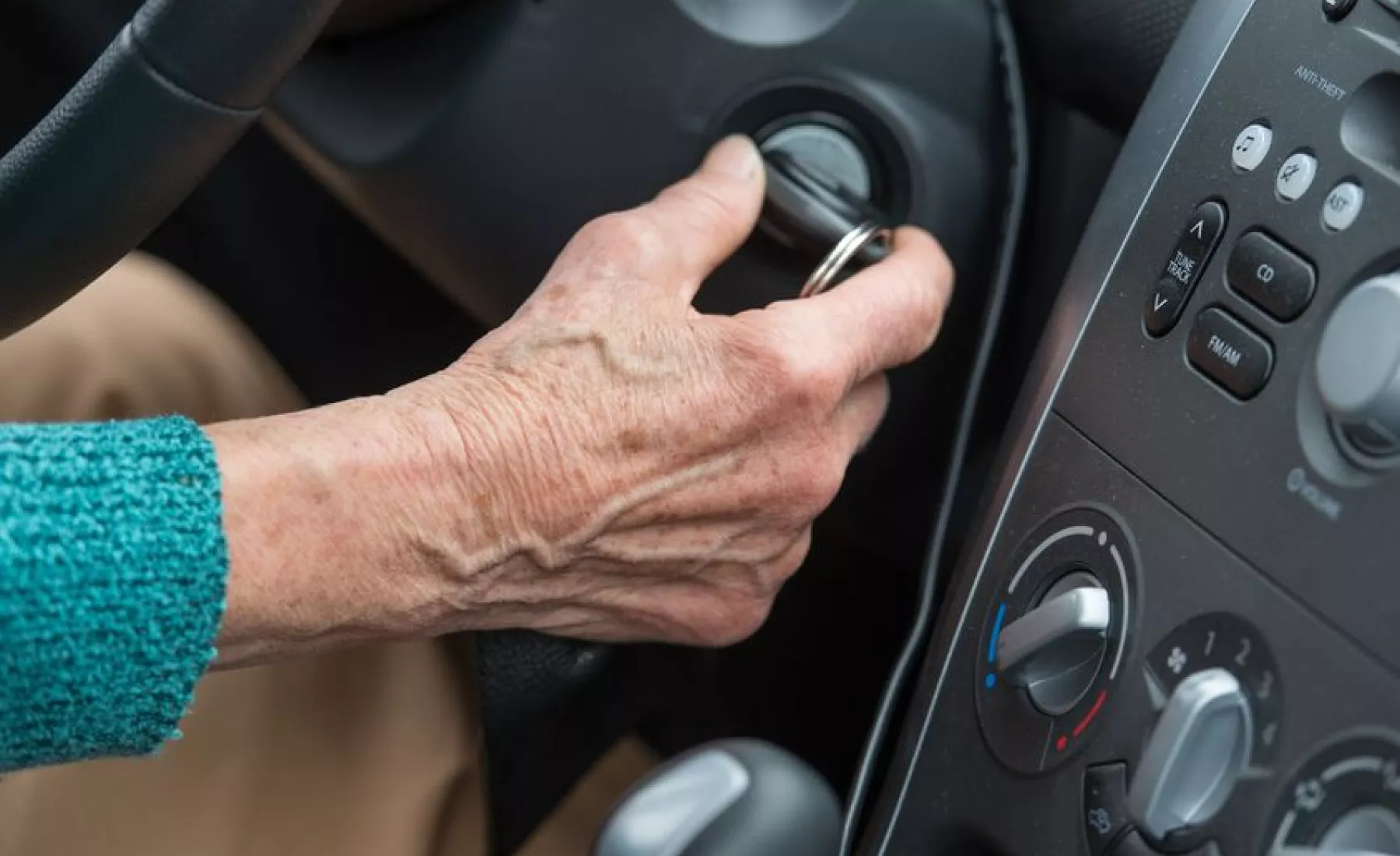 Eine Rentnerin startet mit dem Zündschlüssel ihr Auto bei einem Fahrtraining für Senioren.