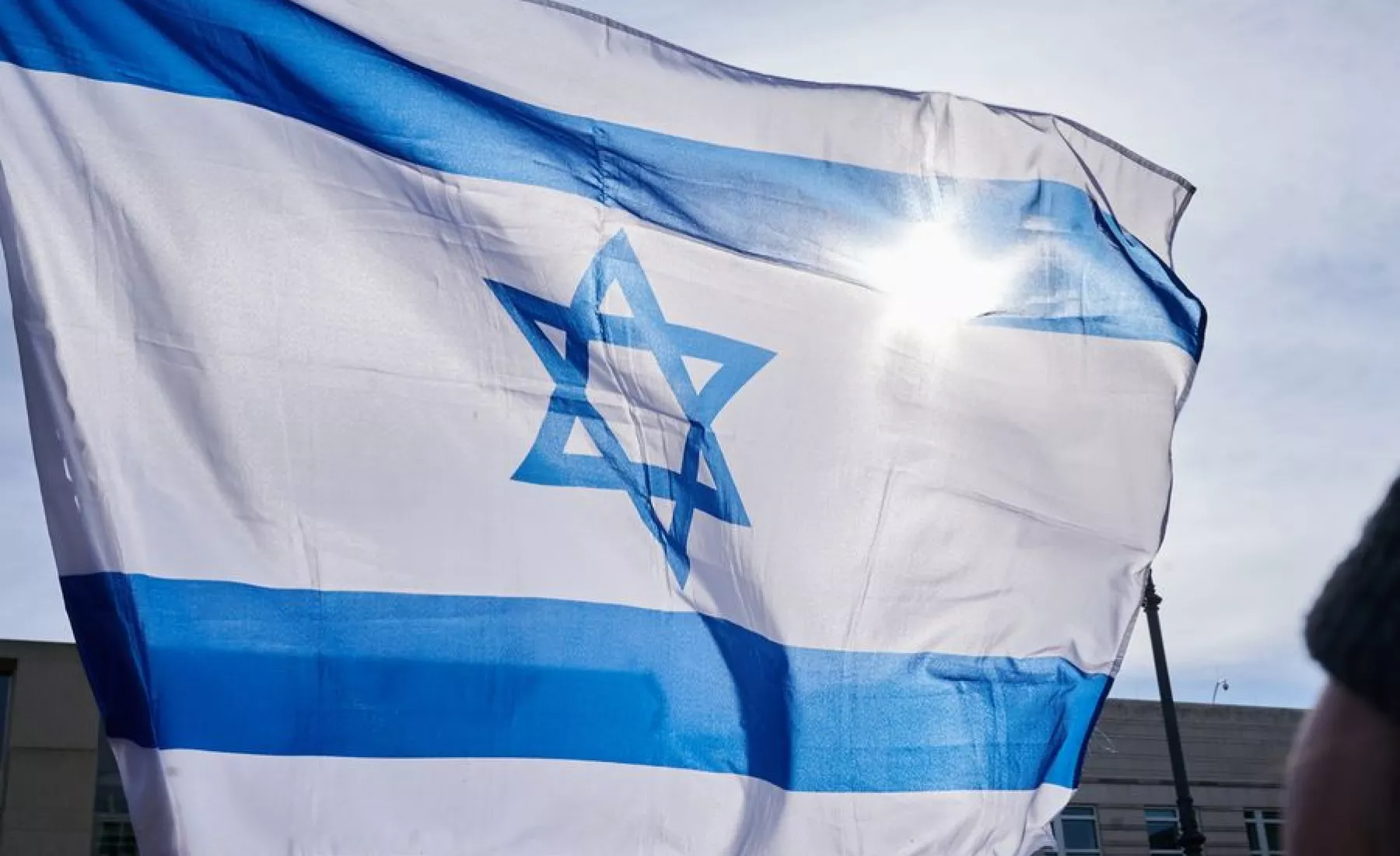 Eine israelische Flagge weht vor dem Brandenburger Tor