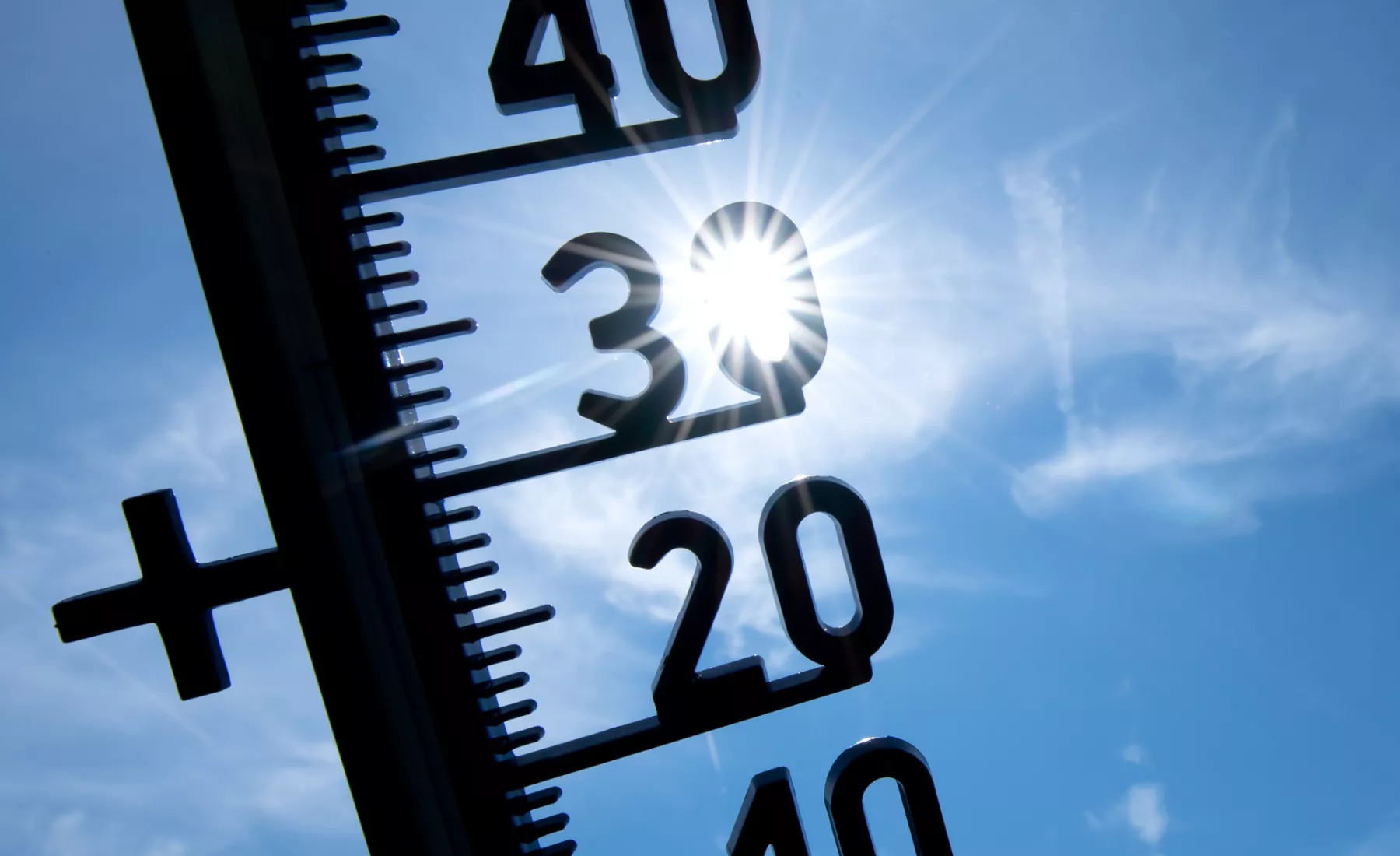 Ein Thermometer zeigt Temperaturen über 30 Grad an. 