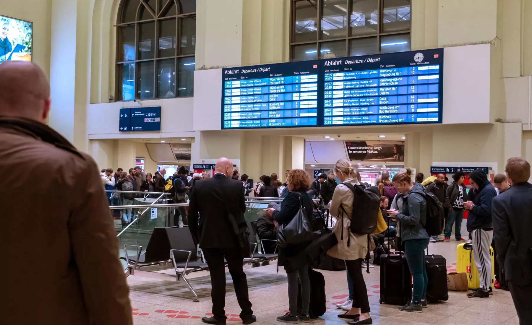 Reisende warten im Bahnhof Hannover