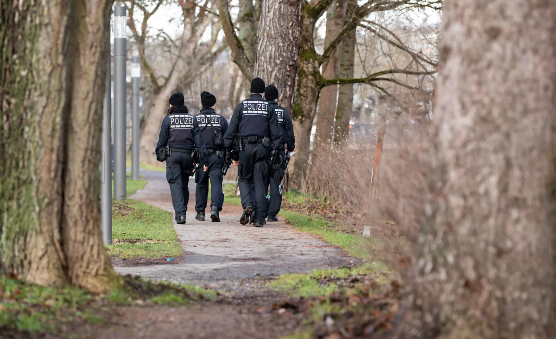 Symbolbild: Polizeibeamte suchen im Dezember das Ufer der Brigach nahe des Bahnhofs nach einem Vermissten ab