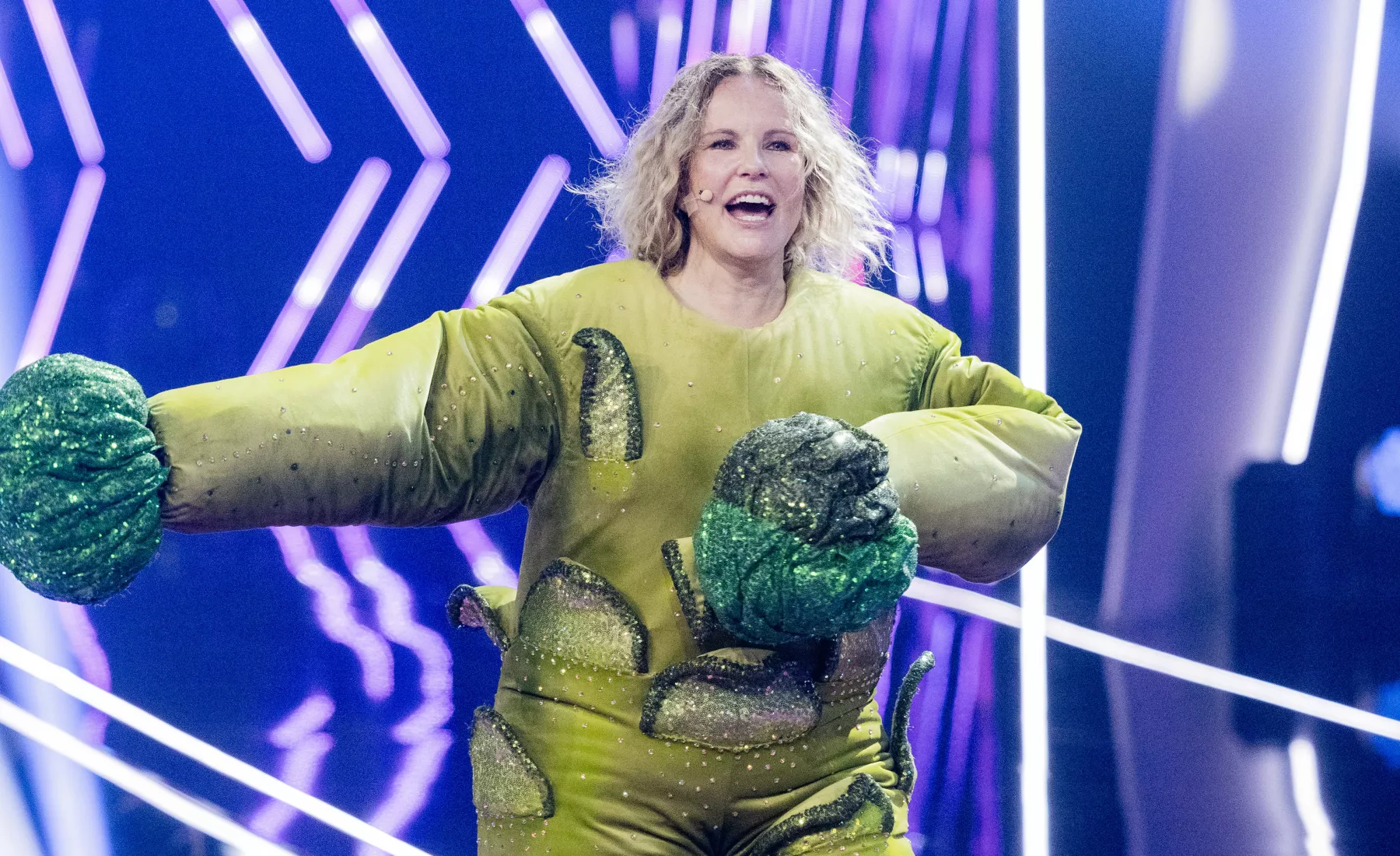 Katja Burkard, Moderatorin, steht als Figur «Der Brokkoli» in der Prosieben-Show «The Masked Singer» auf der Bühne
