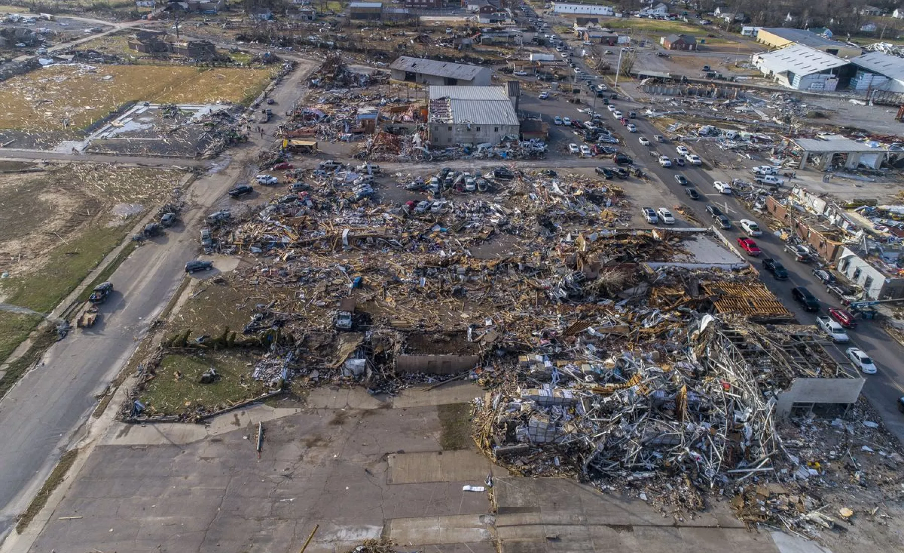 USA, Mayfield: Gebäude in Trümmern, nachdem ein Tornado durch die Innenstadt zog