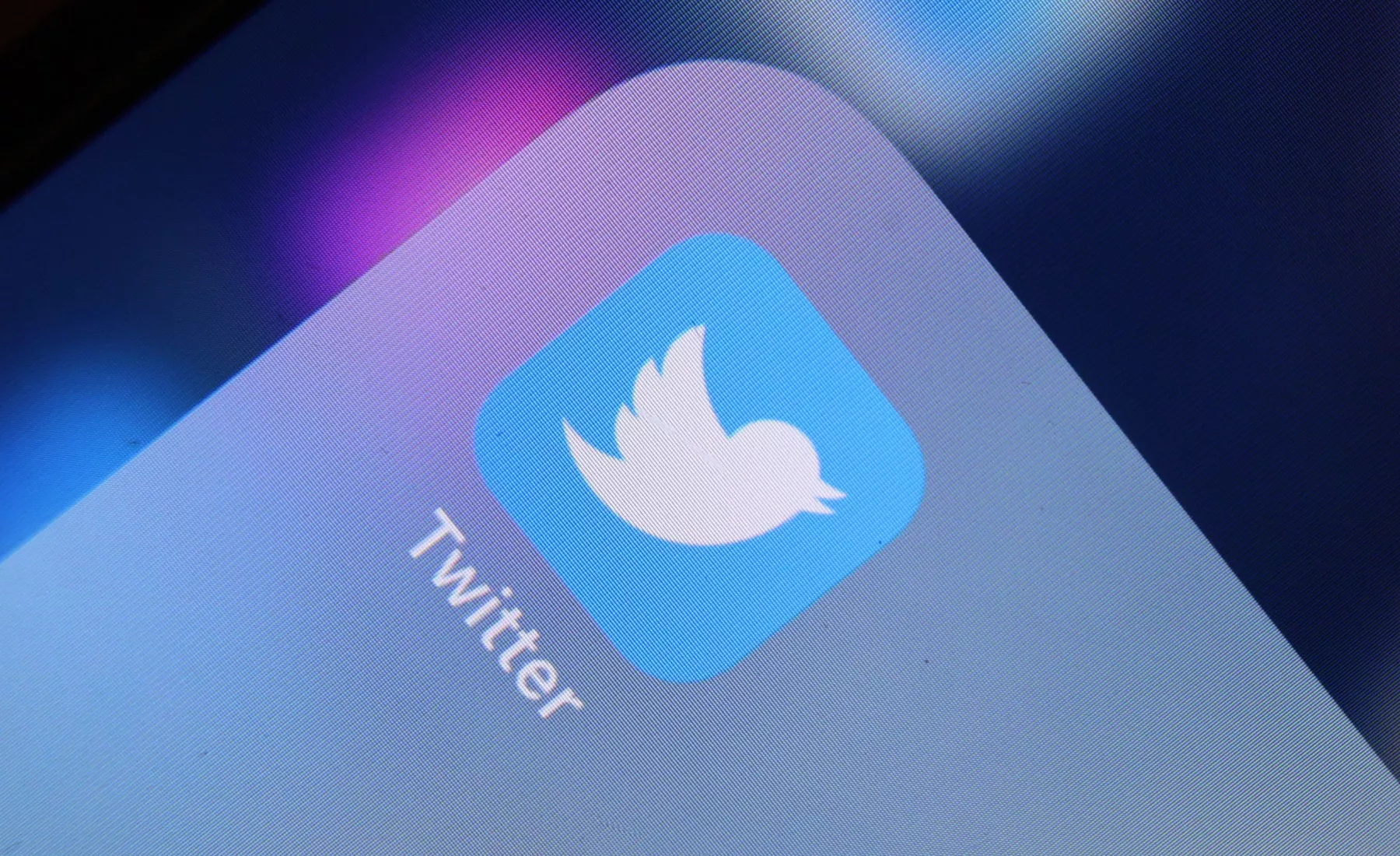 Das Logo der Nachrichten-Plattform Twitter ist auf dem Display eines iPhone zu sehen.
