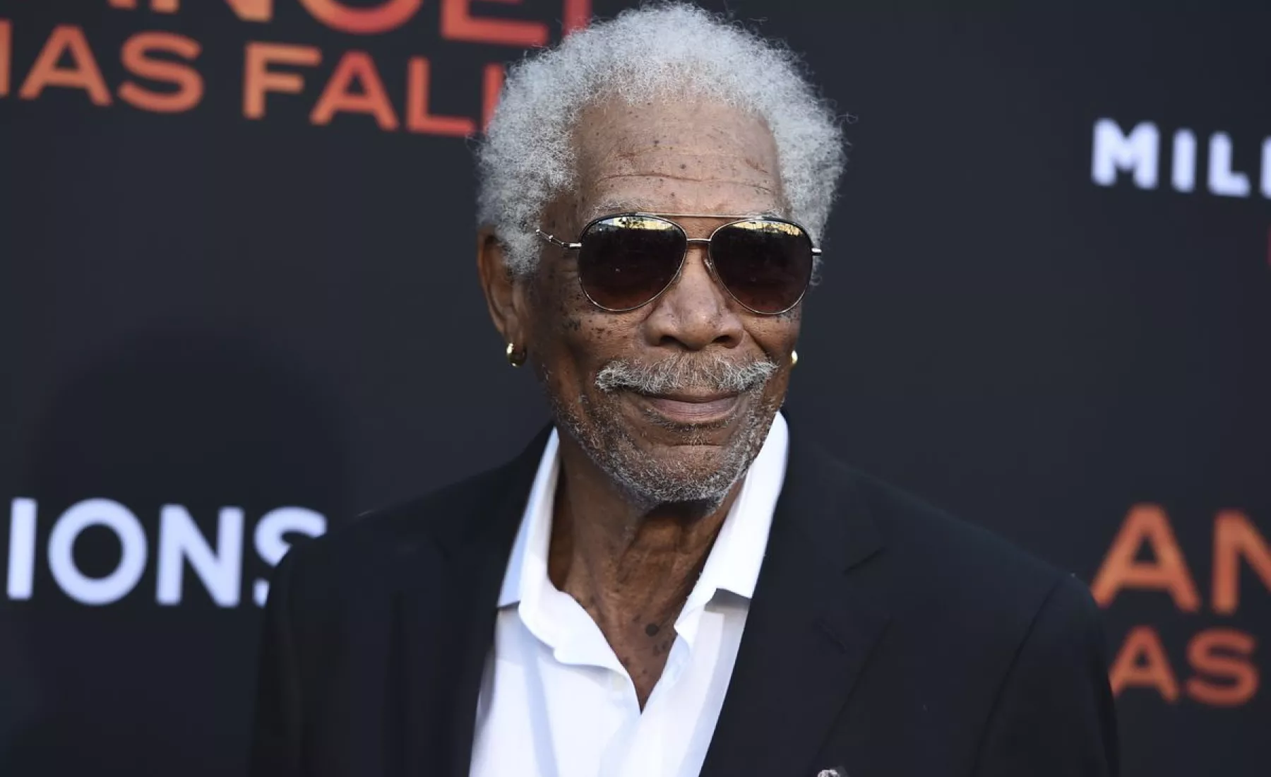 Morgan Freeman posiert für Kameras auf einer Filmpremiere