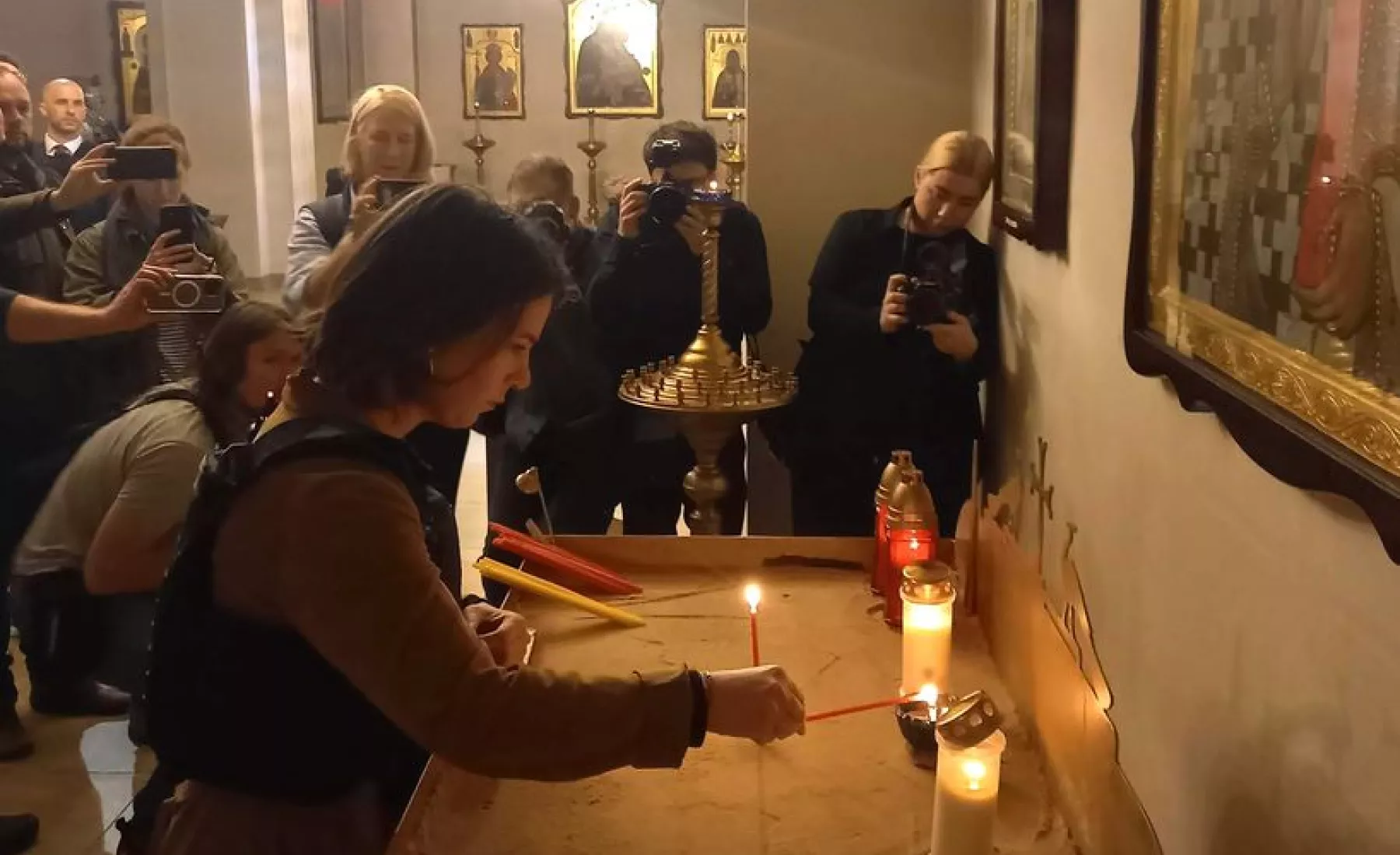 Annalena Baerbock entzündet eine Kerze für die Opfer in einer Kirche in Butscha