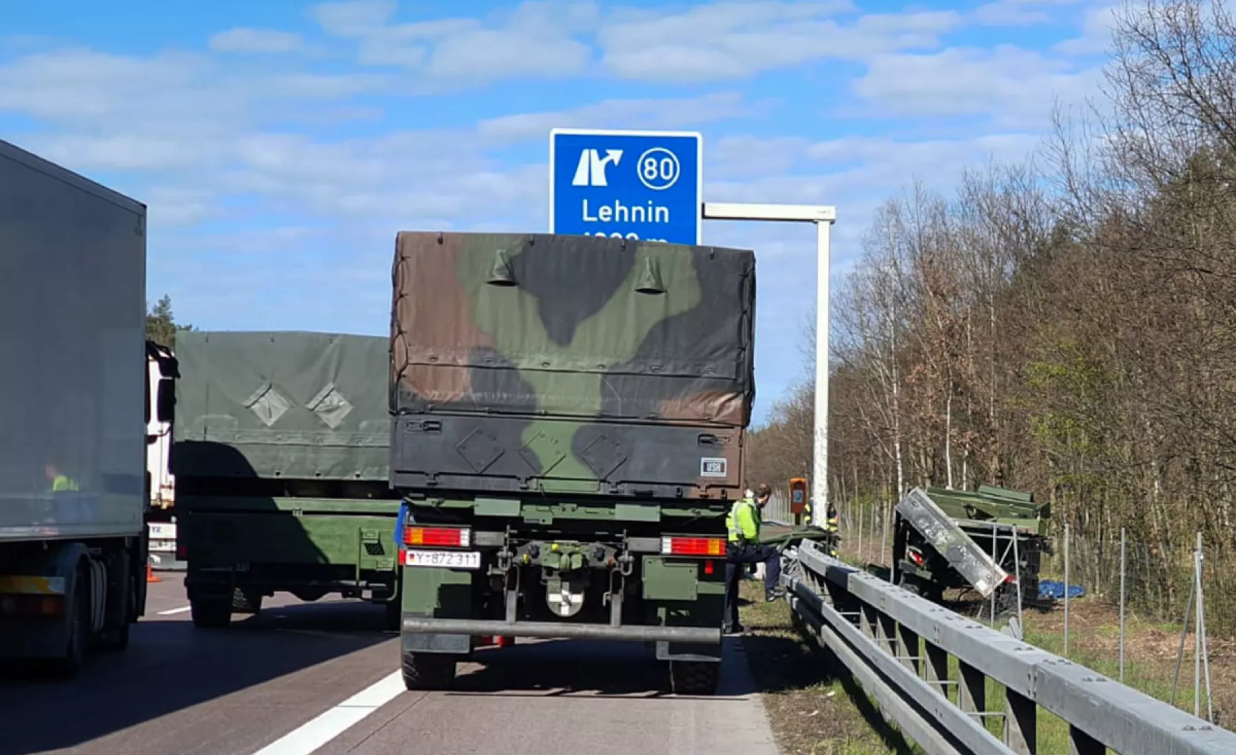 Lastwagen der Bundeswehr steht auf dem Standstreifen der A2