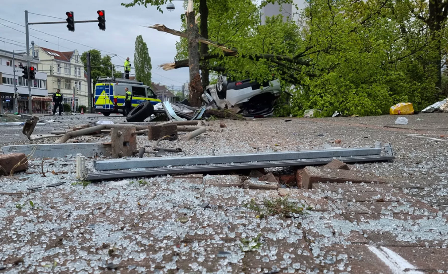 Hannover: Glassplittern auf der Straße, nachdem ein Auto gegen einen Baum geprallt ist