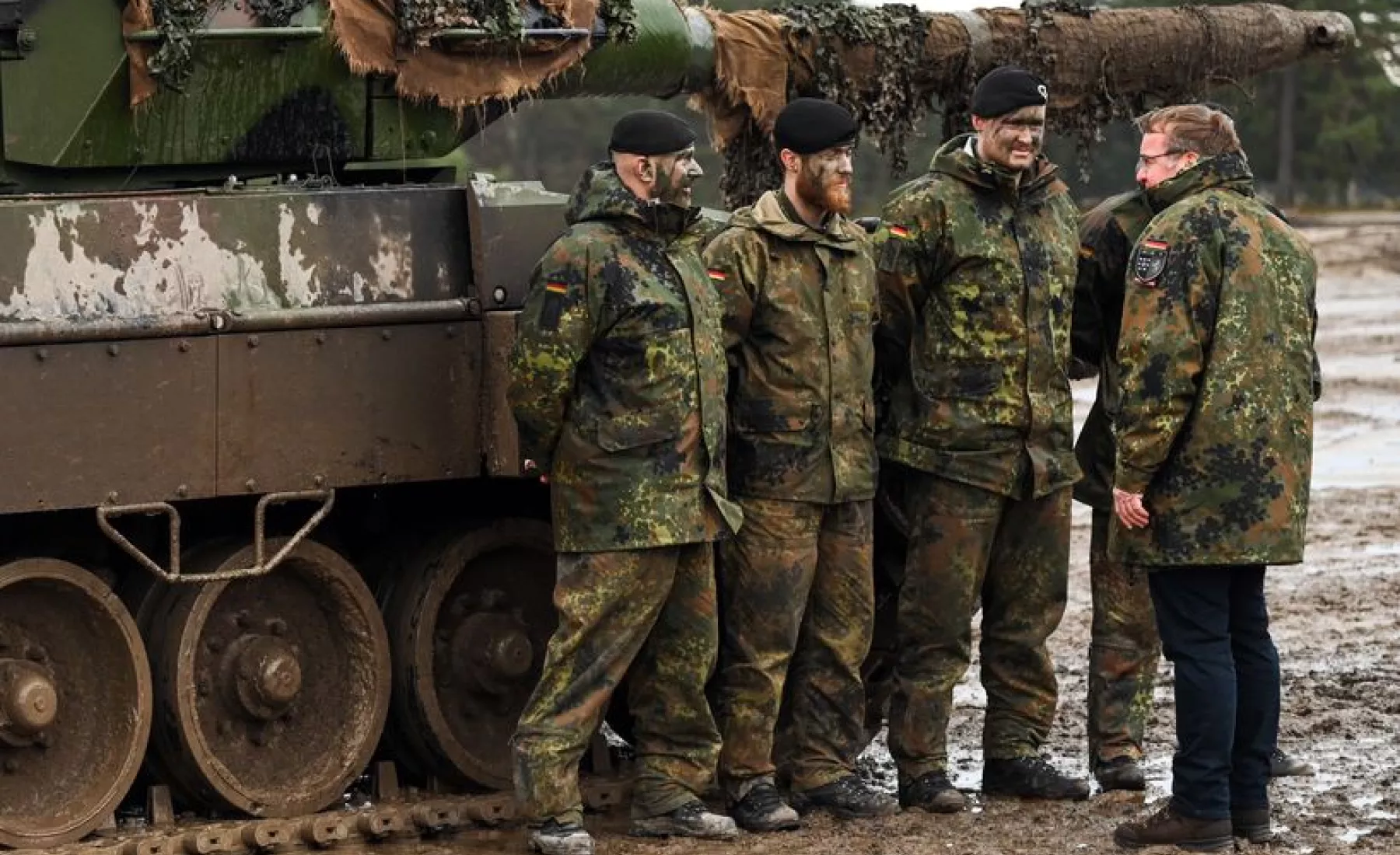 Boris Pistorius (SPD, r), Verteidigungsminister, unterhält sich mit Soldaten des Panzerbataillon 203