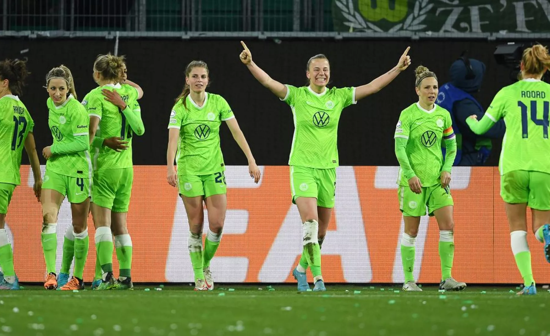 Wolfsburgs Spielerinnen jubeln nach einem Eigentor zum 2:0