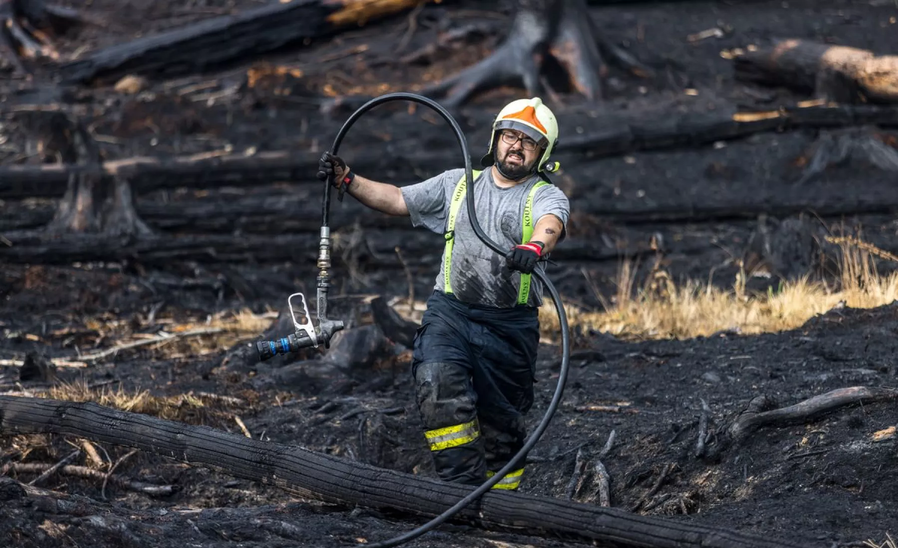 Tschechien, Hoensko: Ein Feuerwehrmann im Einsatz bei einem Waldbrand im Nationalpark Böhmische Schweiz