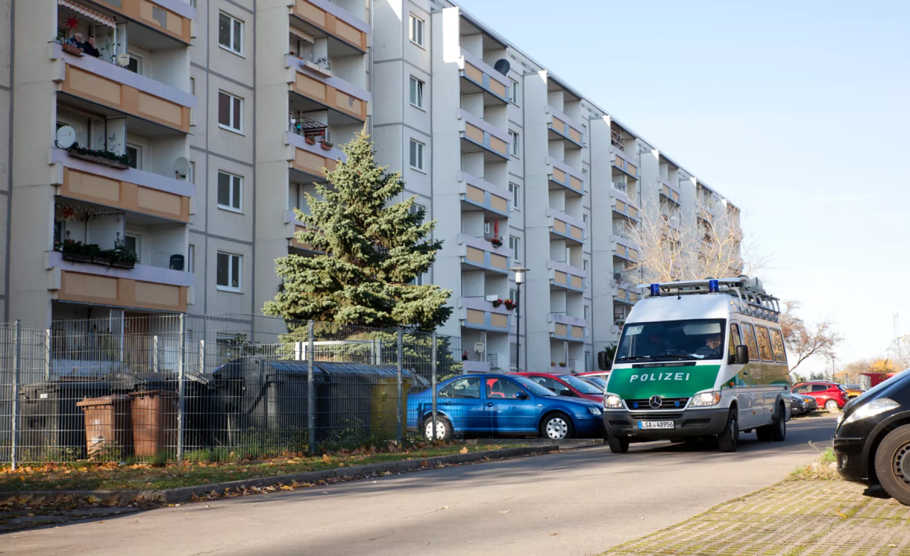 Symbolbild: Polizei sperrt in Halle Straßen wegen Bombenfund im November 2020