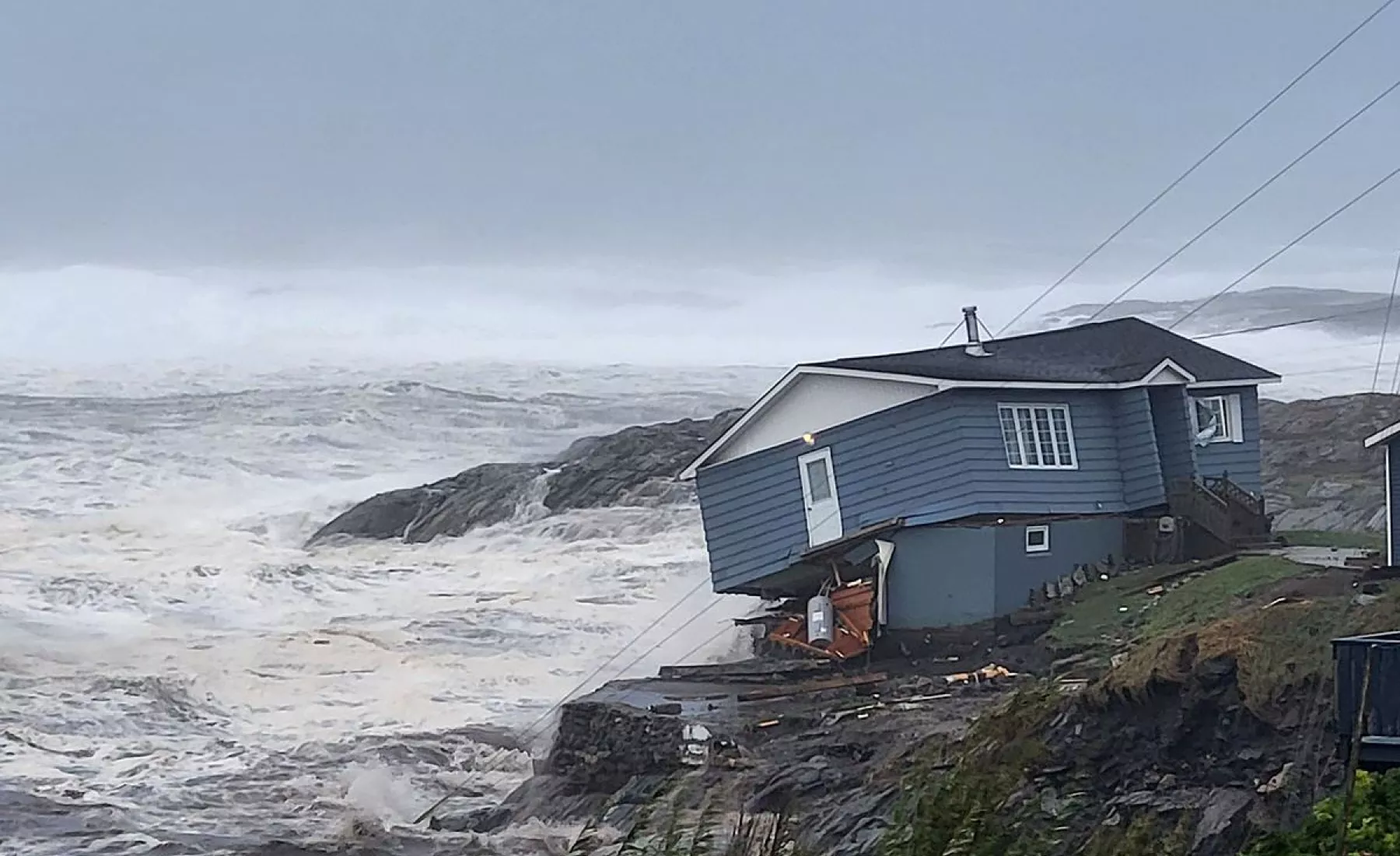 Kanada, Port Aux Basques: Ein Haus, kurz bevor es in die Sturmfluten fällt