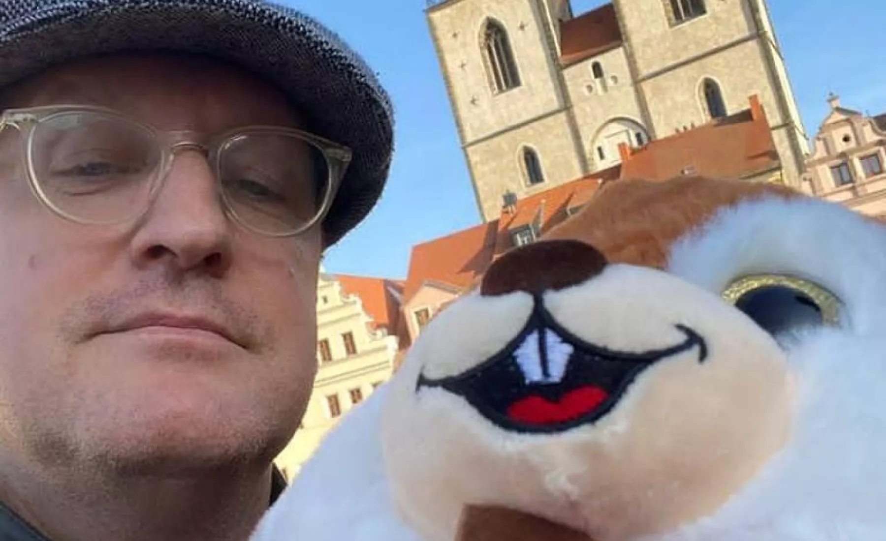 Wittenbergs OB Torsten Zugehör "findet" Eichhörnchen im Weihnachtsbaum