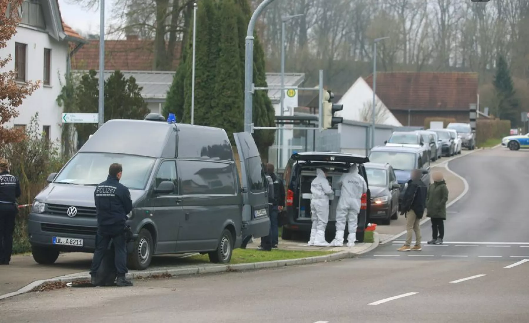  Einsatzkräfte begutachten einen Tatort in Illerkirchberg