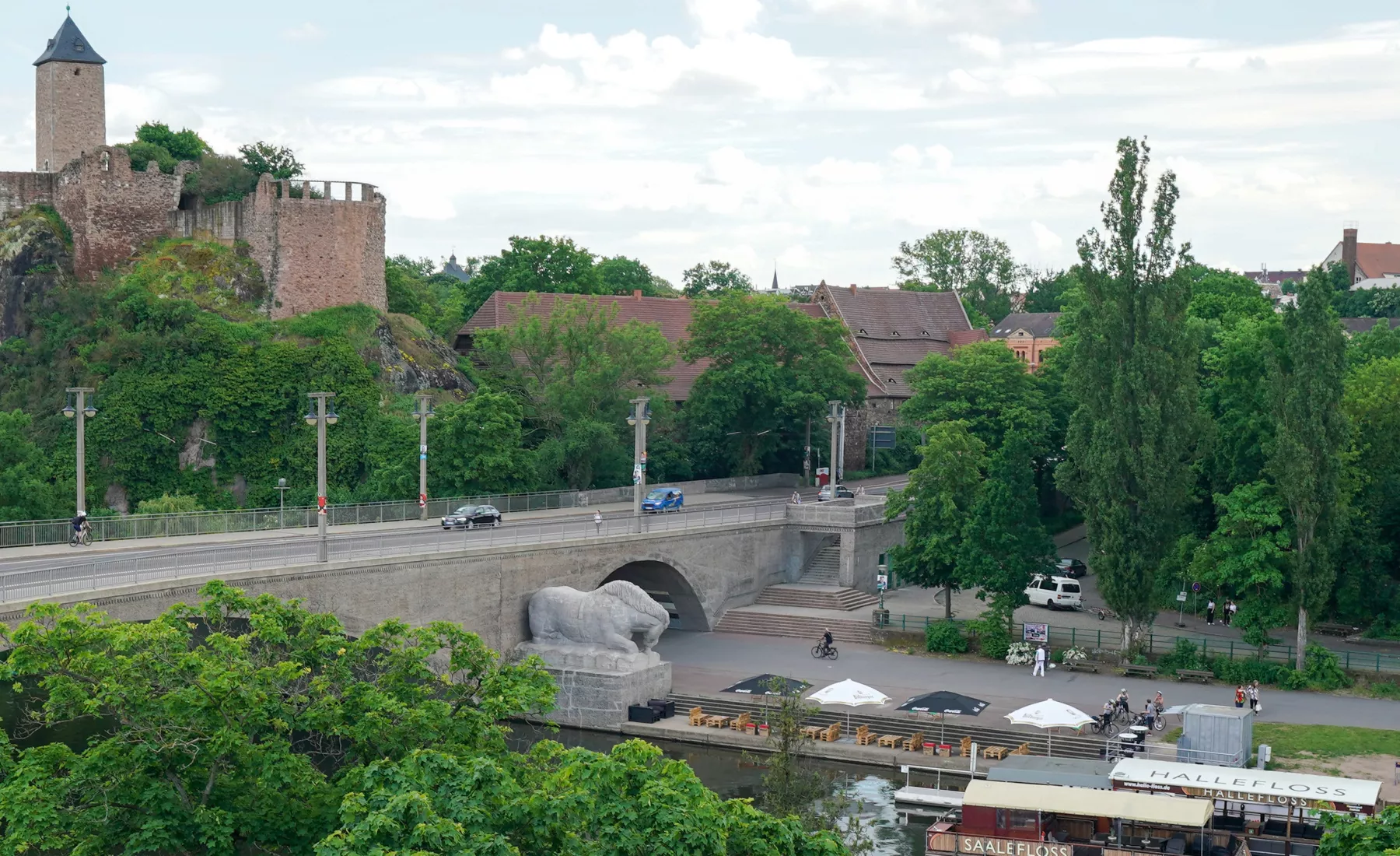 Symbolbild: Blick zur Burg Giebichenstein an der Kröllwitzer Brücke an der Saale.