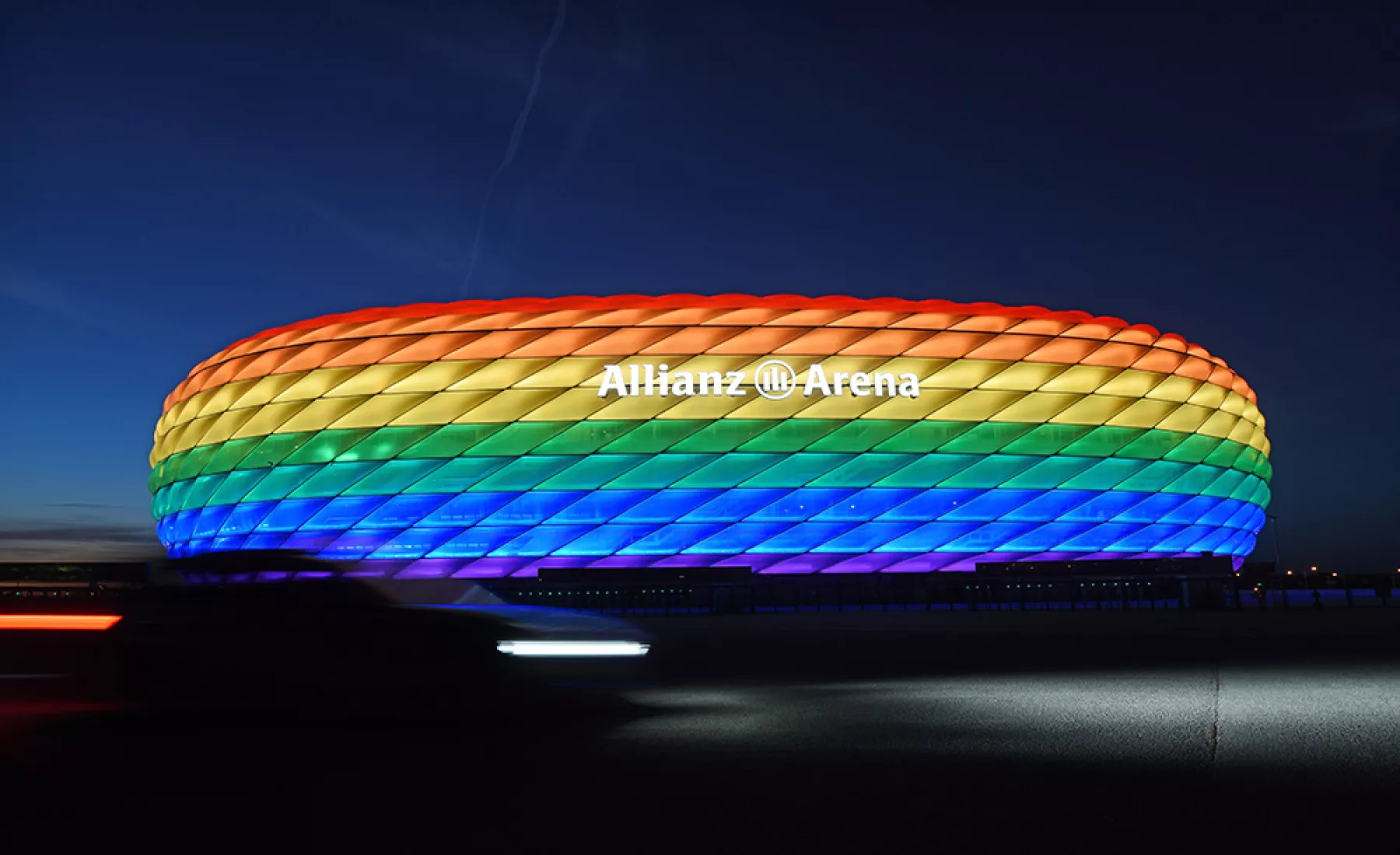 Münchens Allianz Arena in Regenbogenfarben