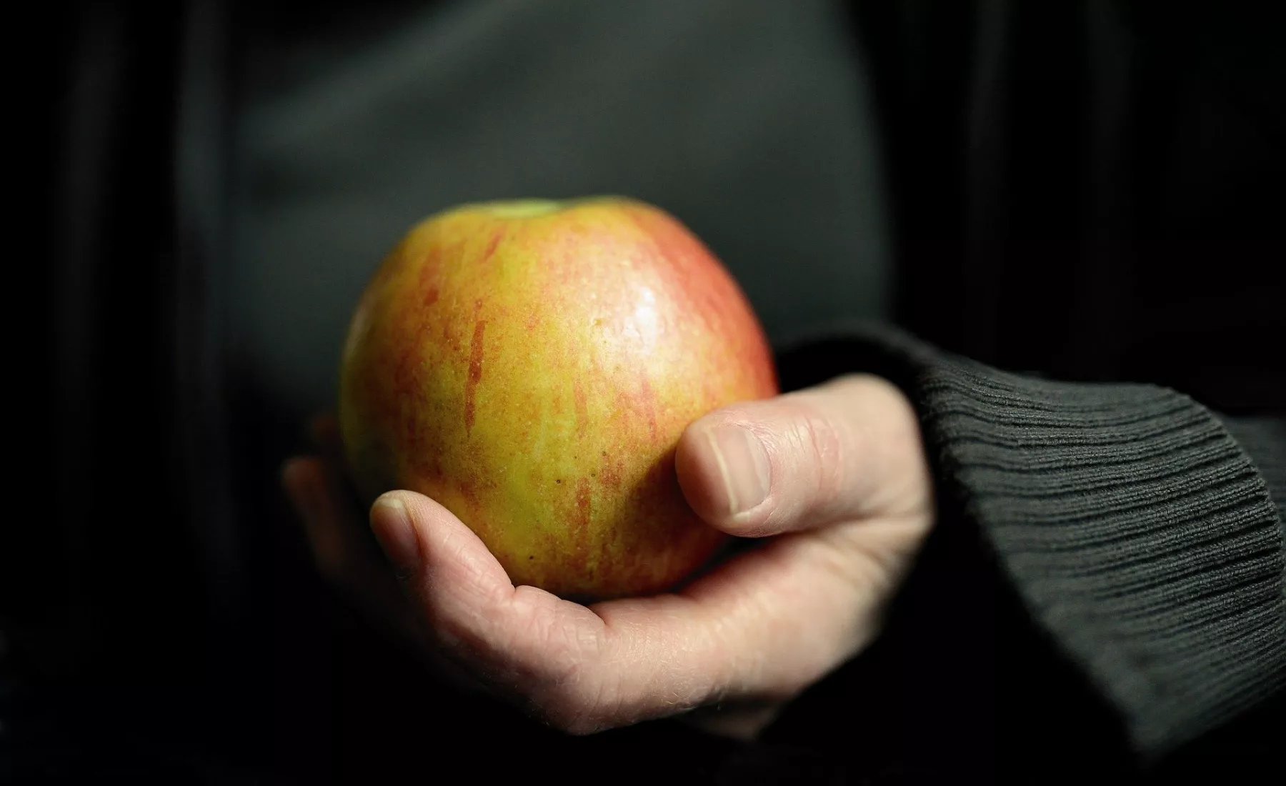 Apfel in einer Hand