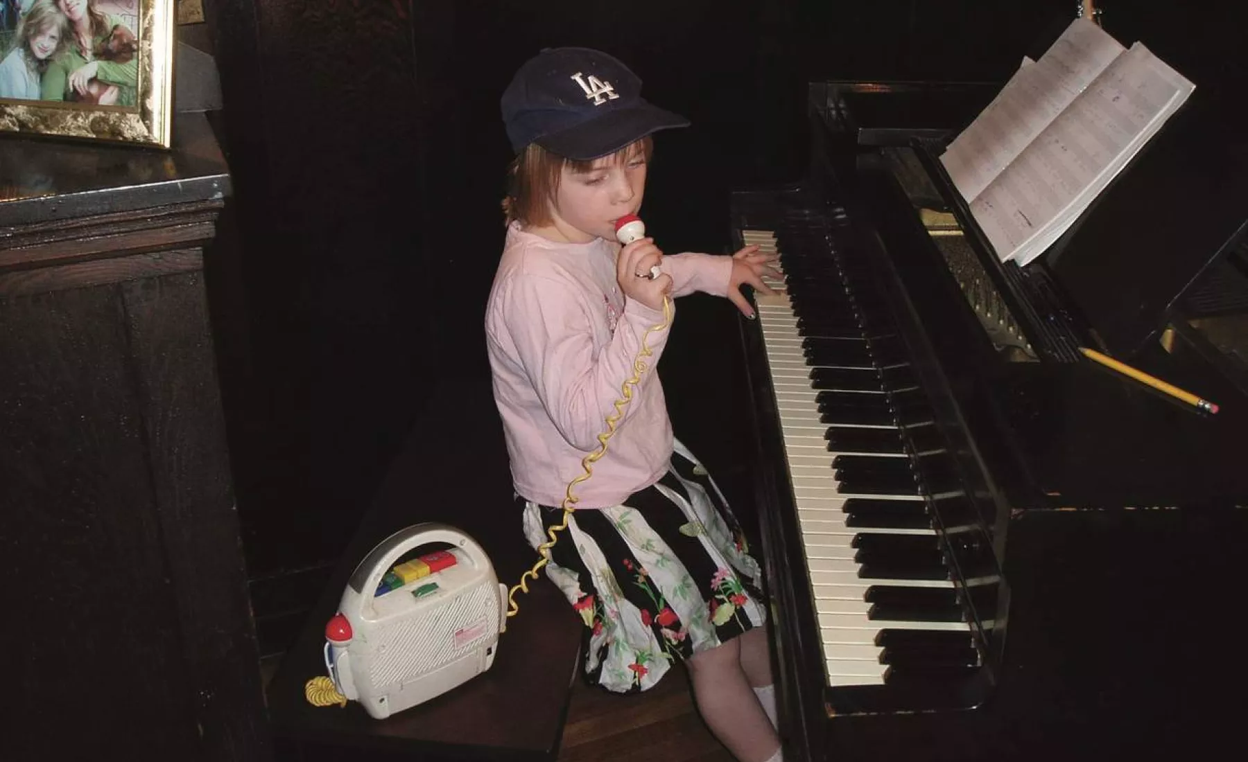 Billie Eilish als kleines Mädchen am Klavier