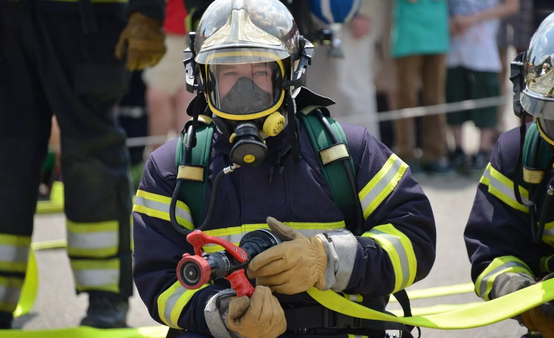 Feuerwehrmann mit Gasmaske