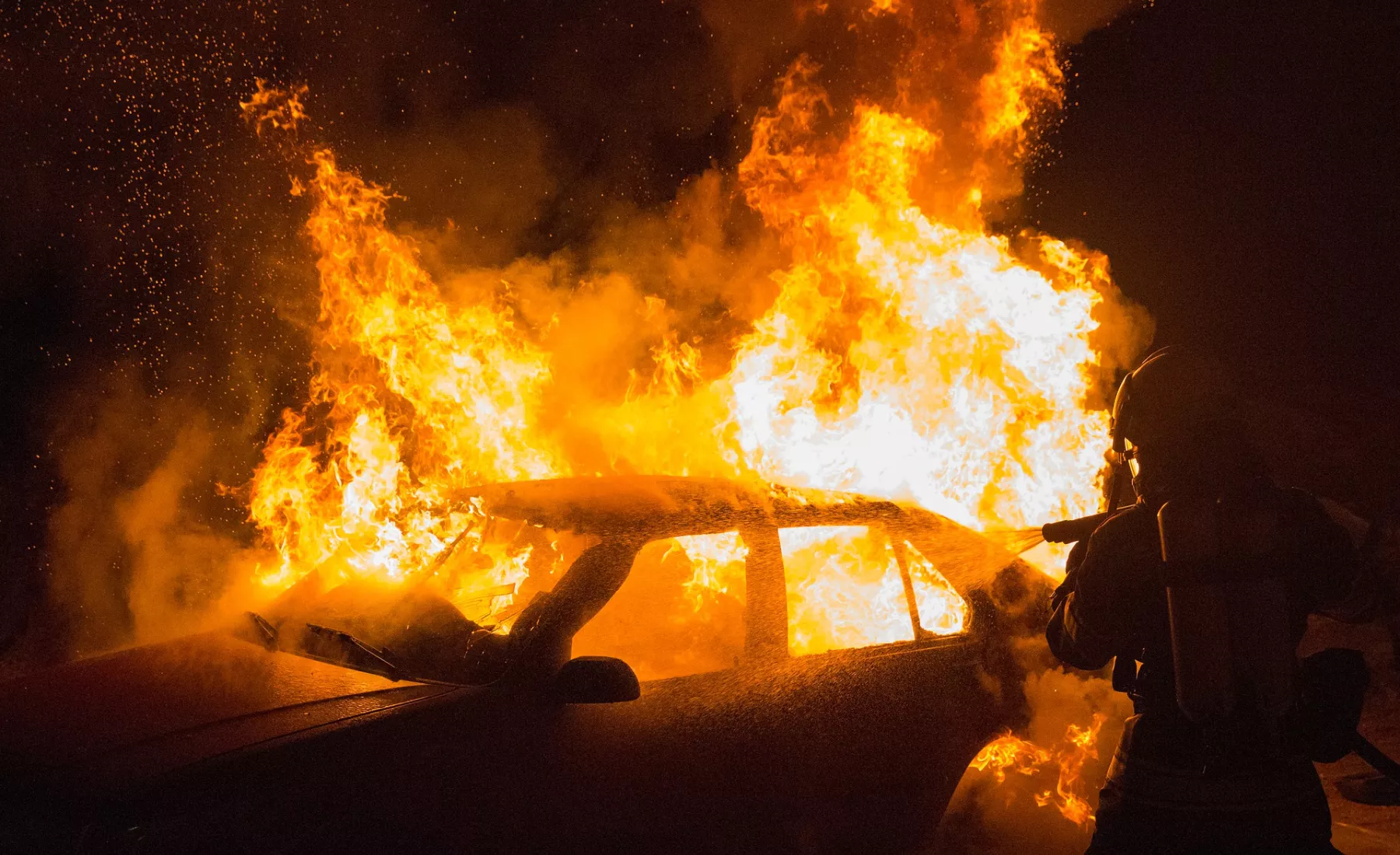 Symbolbild: brennendes Auto