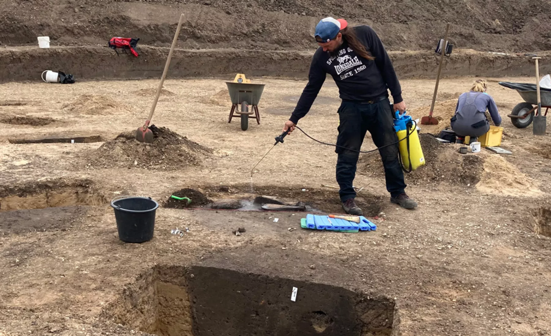 Pömmelte: Archäologe bei Ausgrabungsarbeit