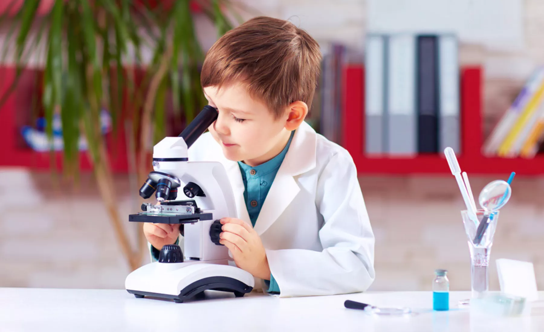 Kind mit Mikroskop