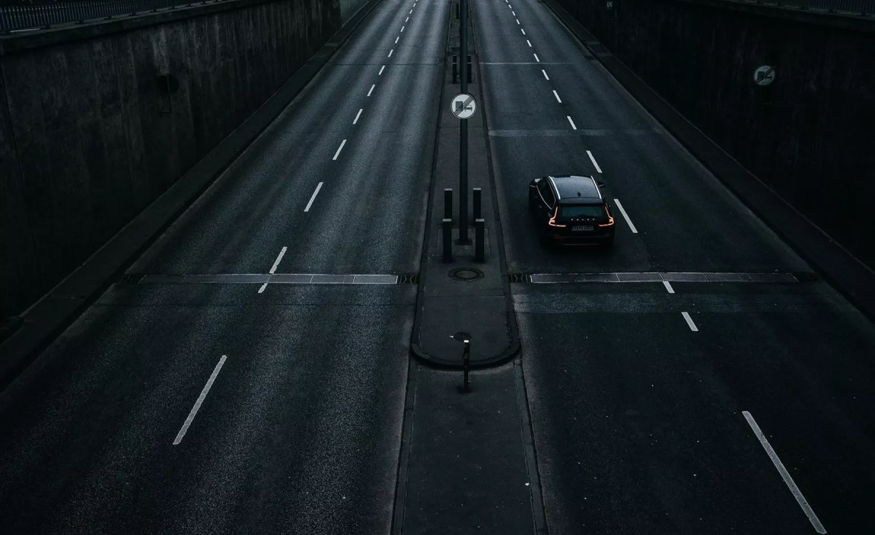 Auto auf dunkler Straße