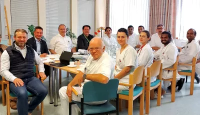 Zu einem fast zweistündigen informativen Austausch trafen sich junge internationale Mediziner mit dem Bürgermeister der Stadt Calbe, Geschäftsführer der CWG, Vertretern des IQ-Netzwerk Sachsen-Anhalt sowie der Leitung des Saale-Krankenhauses in Calbe.