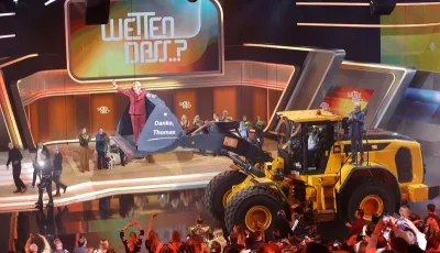 26.11.2023, Baden-Württemberg, Offenburg: Moderator Thomas Gottschalk wird am Ende der ZDF-Show "Wetten, dass..?" von Mike Krüger in einer Baggerschaufel über die Bühne gefahren.