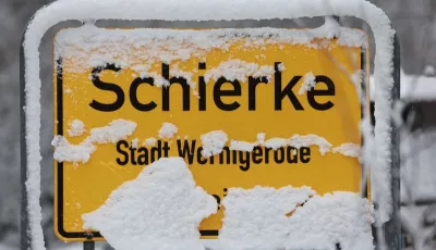 24.11.2023, Sachsen-Anhalt, Schierke: Mit Schnee bedeckt ist das Ortseingangsschild von Schierke.