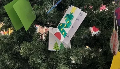Der Halberstädter Wunschweihnachtsbaum mit Wünschen von Kindern aus der "Wärmestube"