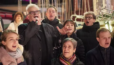 10.12.2023, Berlin: Bei einem Flashmob singt Herbert Grönemeyer mit dem Rundfunkchor sein neues Lied "Kaltes Berlin" auf dem Lucia Weihnachtsmarkt in der Kulturbrauerei. 