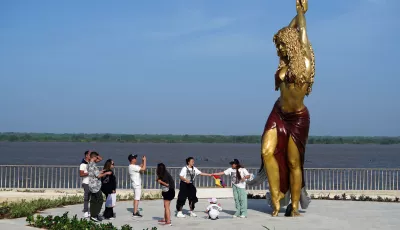 26.12.2023, Kolumbien, Barranquilla: Zu Ehren der kolumbianischen Popsängerin Shakira ist in ihrer Geburtsstadt Barranquilla eine Skulptur enthüllt worden. Sie ist 6,5 Meter hoch, aus Bronze und führt ihren Bauchtanz auf. 
