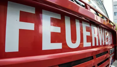 Schriftzug "Feuerwehr" auf einem Löschfahrzeug