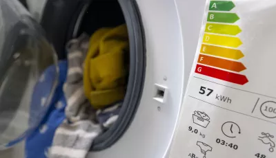 ARCHIV - 04.06.2022, Berlin: Ein Aufkleber mit Angaben zur Energieeffizienzklasse ist auf einer Waschmaschine angebracht. 
