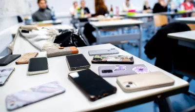 Zahlreiche Smartphones der Schülerinnen und Schüler liegen vor Beginn der schriftlichen Abiturprüfungen im Fach Geschichte auf einem Tisch