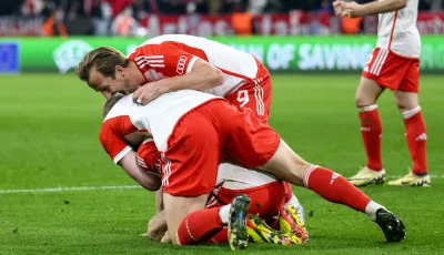 Münchens Harry Kane jubelt nach dem Spiel mit Münchens Eric Dier und Münchens Leon Goretzka