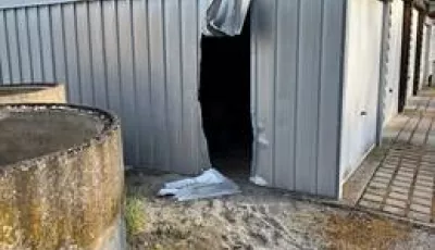 Die aufgebrochene Garage auf dem Gelände des Trinkwasserversorgers