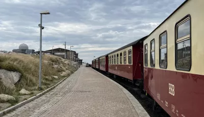 Ein Zug der Harzer Schmalspurbahnen hält auf dem Brocken
