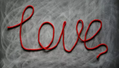Roter Faden als "Love" Schriftzug