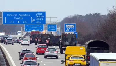 Brandenburg, Ziesar: Fahrzeuge der Bundeswehr rollen im dichten Verkehr über die A2