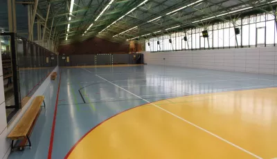 Blick in eine leere Sporthalle 